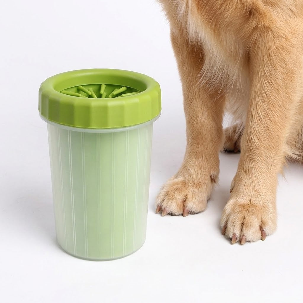 Copo limpa patas verde com patas de cachorro ao lado