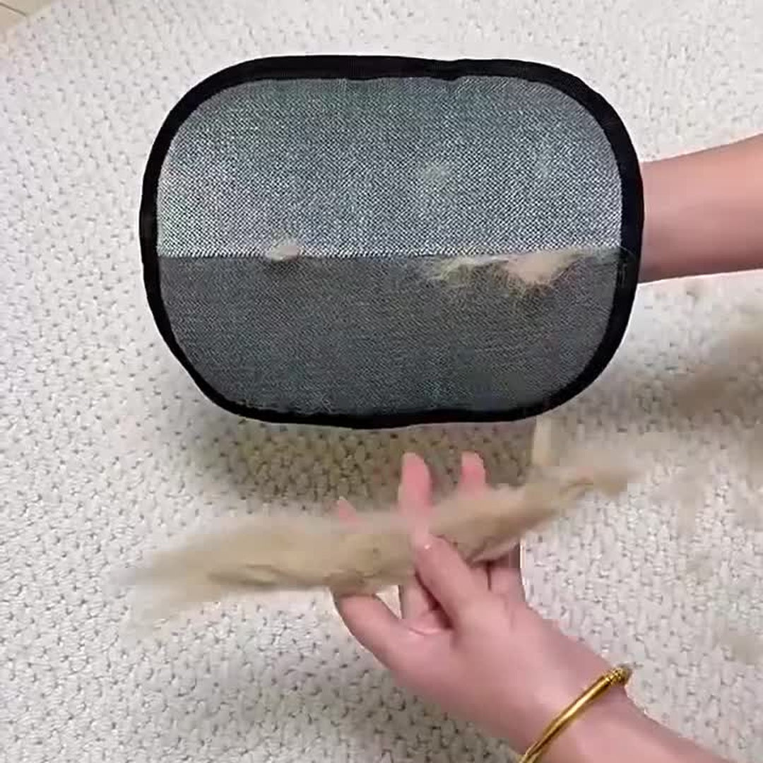 Pelo saindo da face cinza da luva