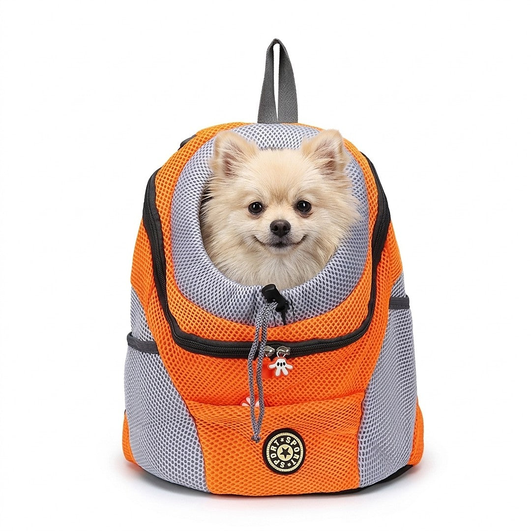 Mochila de transporte laranja com lulu-da-pomerânia com a cabeça para fora