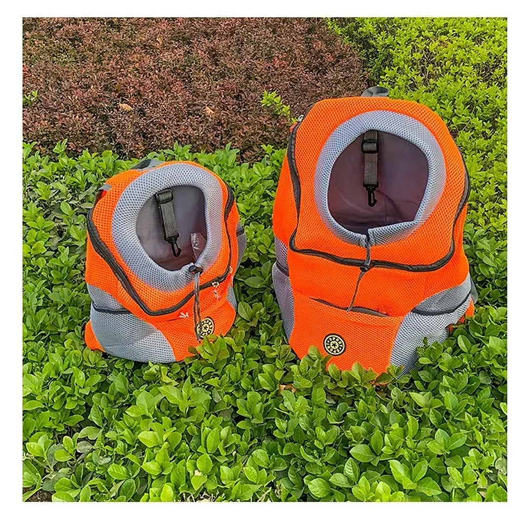 Mochilas laranja nos tamanhos P e G lado a lado no jardim