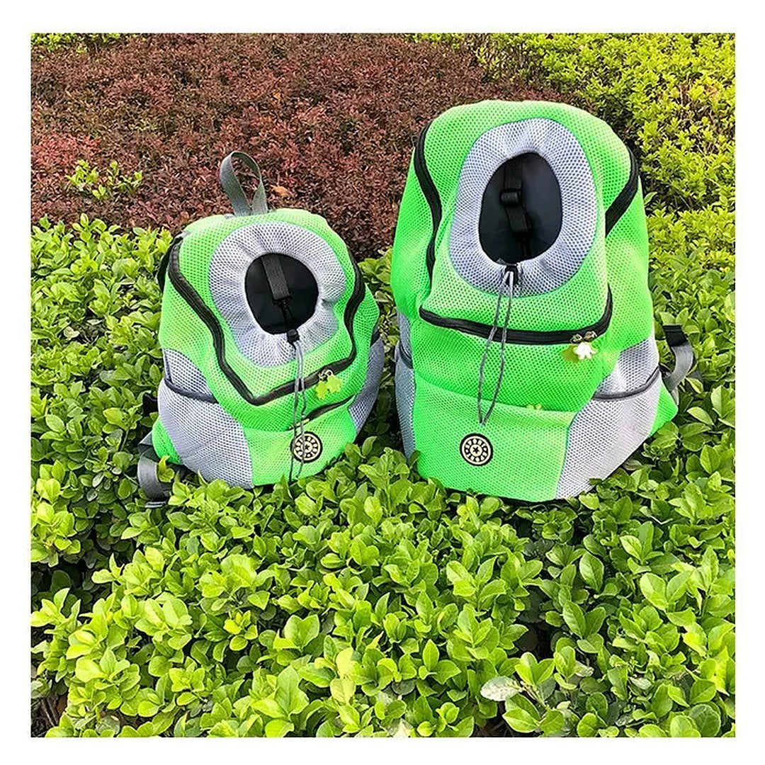 Mochilas verdes nos tamanhos P e G lado a lado no jardim