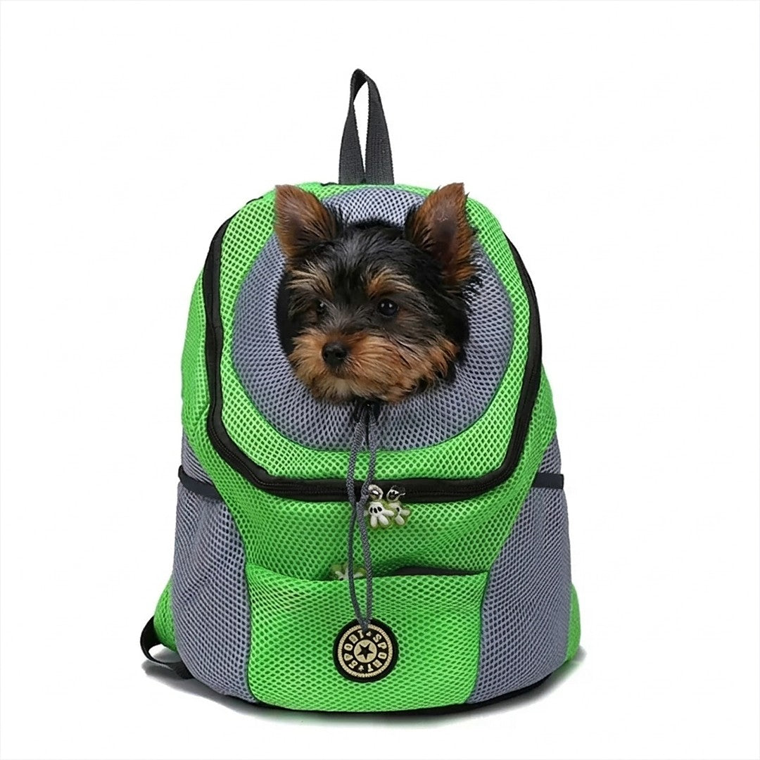 Mochila de transporte verde com yorkshire com a cabeça para fora